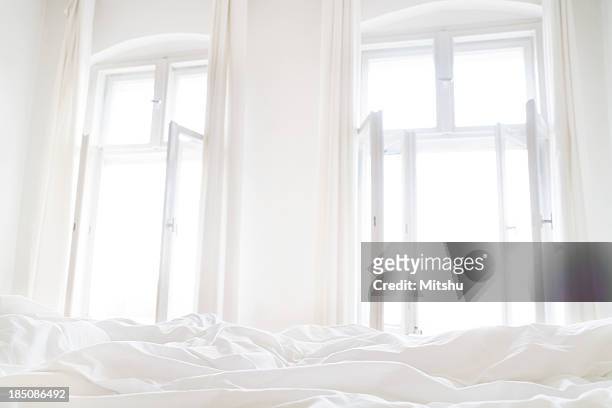 strahlend guten morgen - bedclothes stock-fotos und bilder