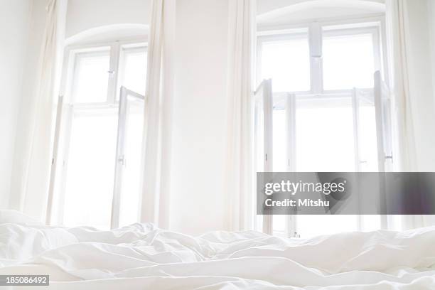 bright good morning - slaapkamer zijaanzicht stockfoto's en -beelden