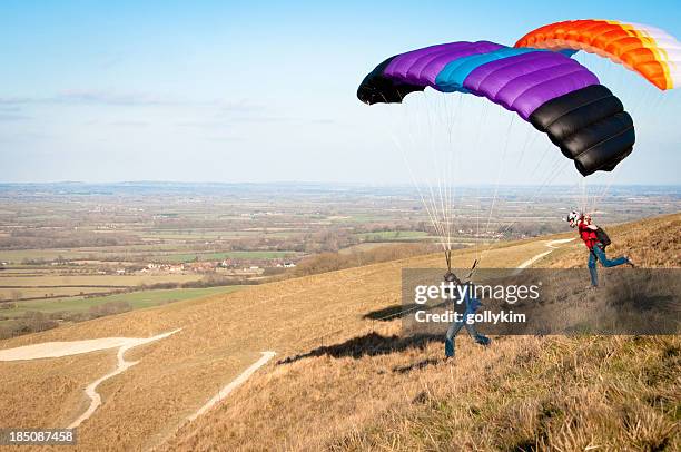 - flying in weißes pferd von uffington - hang parachute stock-fotos und bilder