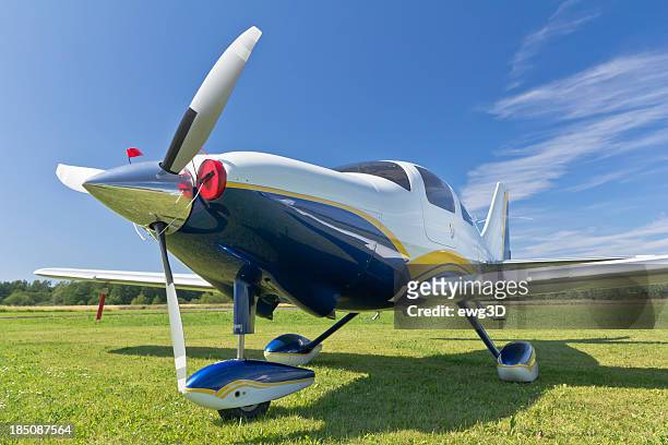 small single engine propeller airplane - propeller stock pictures, royalty-free photos & images