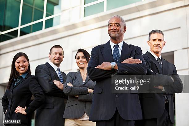 equipe de empresários de pé fora do edifício de escritórios - cinco pessoas imagens e fotografias de stock