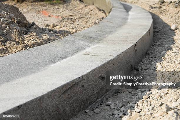 rua calçada construção de concreto - sarjeta - fotografias e filmes do acervo