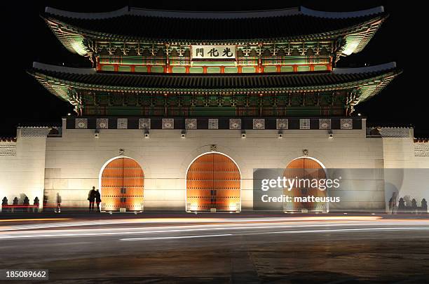 gwanghwamun-tor in seoul südkorea - gwanghwamun platz stock-fotos und bilder