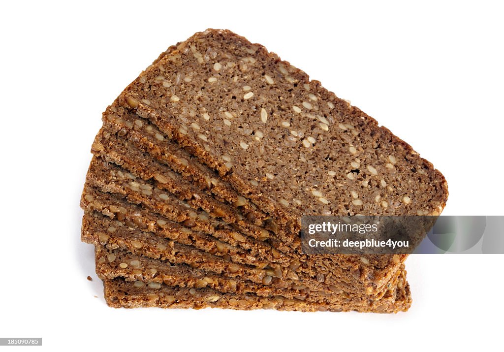 Fatias de pão de centeio em fundo branco