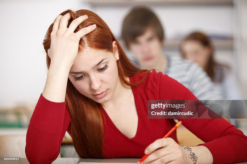 Belle femme Étudiant en université de faire un examen