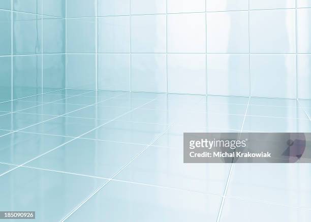 bagno con piastrelle bianche - pavimento foto e immagini stock