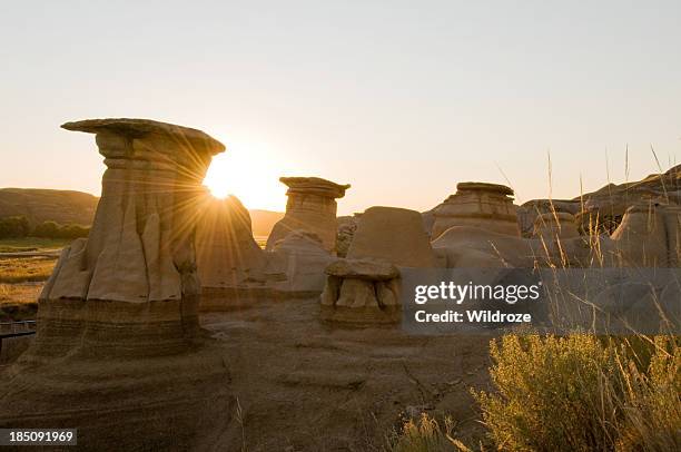 de wahweap ao pôr do sol, perto de drumheller, alberta - badlands - fotografias e filmes do acervo