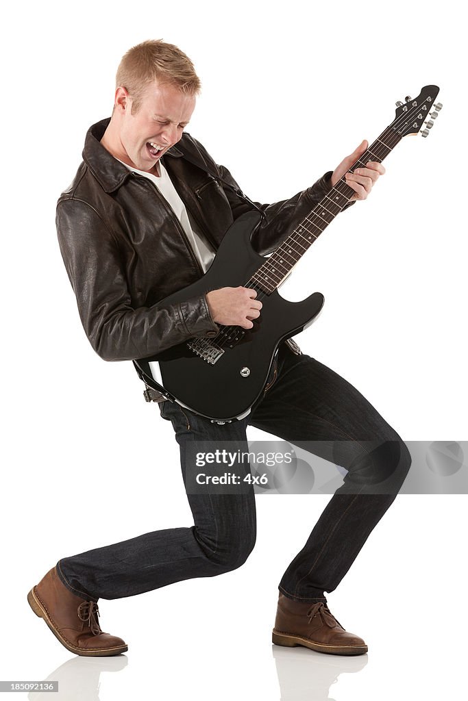 Atractiva joven tocando una guitarra