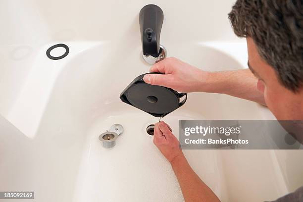klempner unclogging badewanne drain - abfluss stock-fotos und bilder