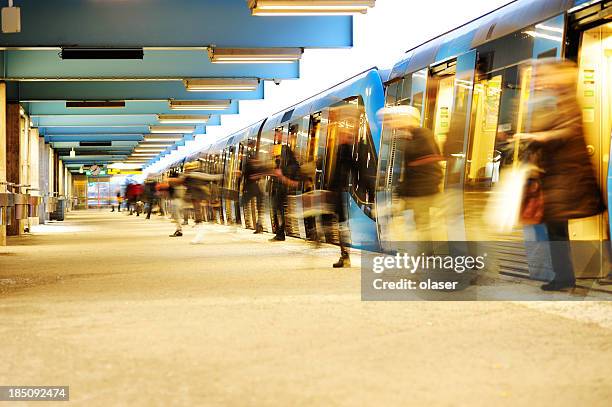 salir de tren de metro - metro transporte fotografías e imágenes de stock