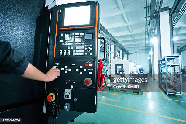 de máquinas cnc - maquinaria de fábrica fotografías e imágenes de stock