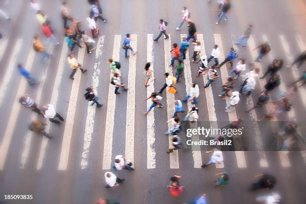paso peatonal - paso de cebra fotografías e imágenes de stock