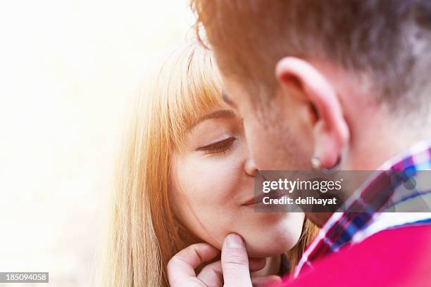 l'amour - cute couple kiss photos et images de collection