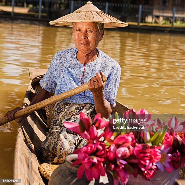 portrait de femme de birmanie la vente des fleurs de lotus sur marché flottant - marché flottant photos et images de collection