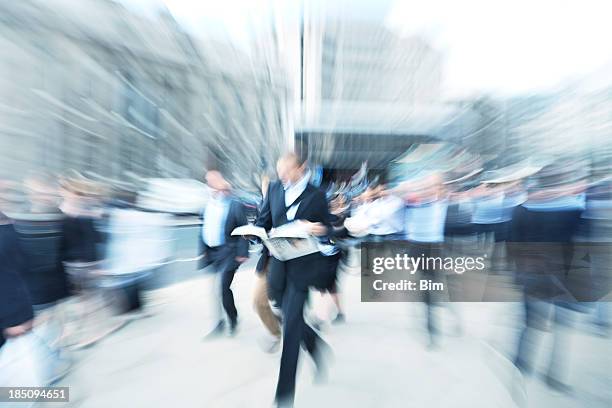 pendler, verkehr, geschäftsmann liest zeitung, motion blur, london, england - informationsüberflutung stock-fotos und bilder