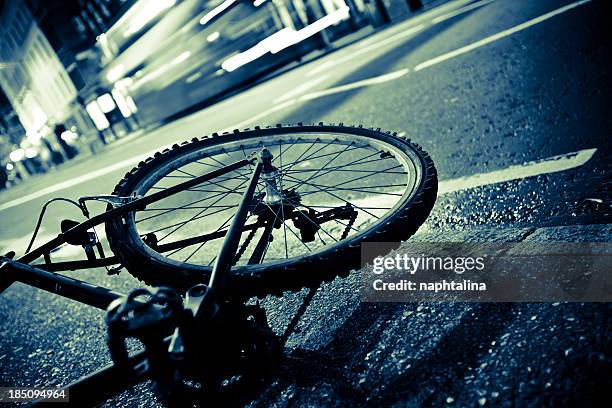 deformiert fahrrad rad und gehweg - fast shutter speed stock-fotos und bilder