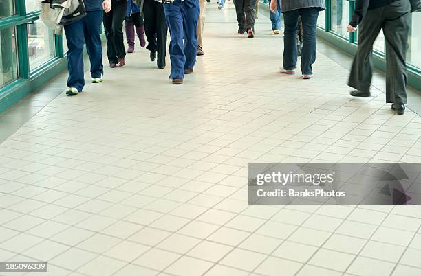 gente caminando en un sistema de puentes - paso elevado fotografías e imágenes de stock