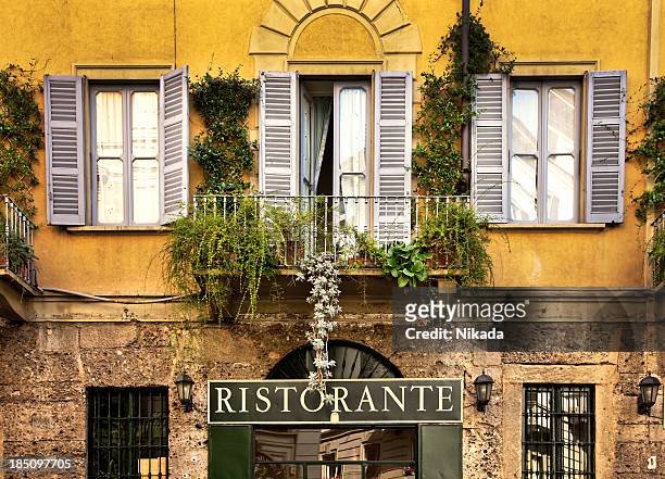 restaurant en italie - milan photos et images de collection