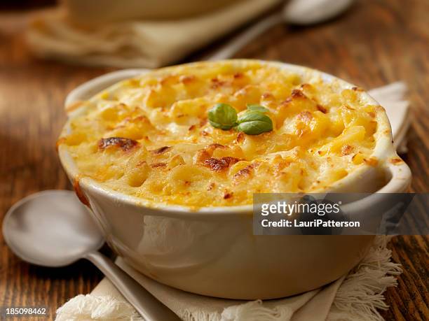 baked macaroni and cheese - macaroni and cheese stockfoto's en -beelden