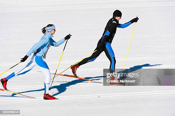 young couple at cross country skiing - cross country skis stockfoto's en -beelden