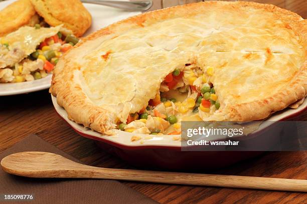 chicken pot pie - pastetengericht stock-fotos und bilder