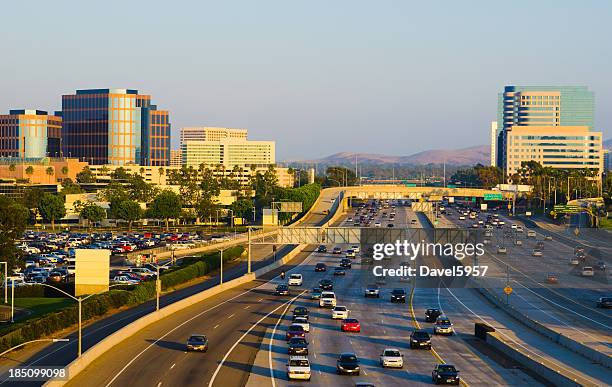 irvine vista de los edificios de la ciudad y de la autopista - irvine california fotografías e imágenes de stock