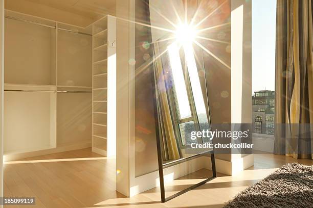 penthouse-apartment mit abstrakte sonne flair - sun rays through window stock-fotos und bilder