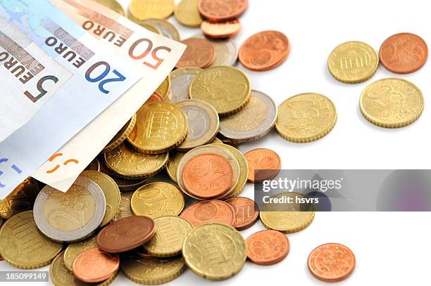 moeda de euro e moedas caindo sobre fundo branco - símbolo do centavo imagens e fotografias de stock