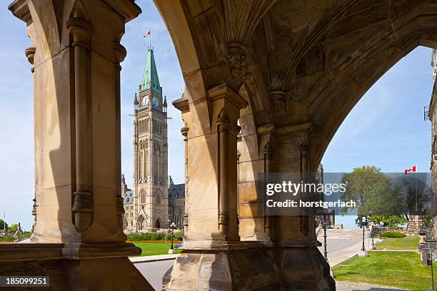 ottawa, regierungsgebäude auf parliament hill - parliament hill stock-fotos und bilder