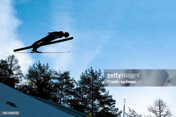 salto de esqui no ar, contra o céu azul - ski jumping - fotografias e filmes do acervo