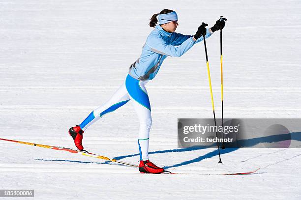 junge erwachsene frauen bei cross country ski - nordic skiing event stock-fotos und bilder