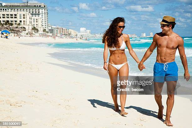 romantisches paar am strand - alluring fitness stock-fotos und bilder