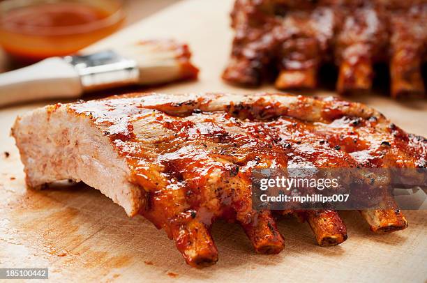 barbecue-rippen - vom holzkohlengrill stock-fotos und bilder