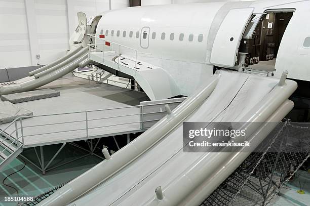 avions diapositive pneumatique - toboggan photos et images de collection