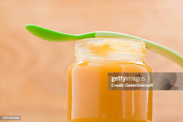 baby essen in einem gefäß - babynahrung stock-fotos und bilder