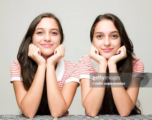 happy twin sisters - eeneiige tweeling stockfoto's en -beelden