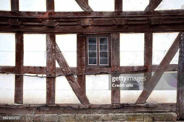 verwitterte fassade eines alten fachwerk house - fachwerk stock-fotos und bilder