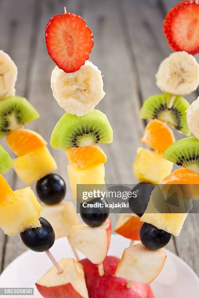 frutas en brochetas - pinchito fotografías e imágenes de stock