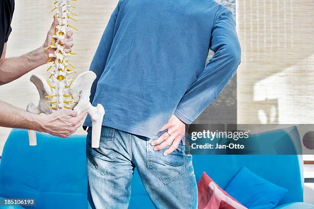 hip pain - heup stockfoto's en -beelden