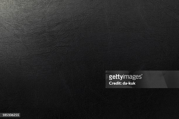 dark leather texture - zwarte kleur stockfoto's en -beelden