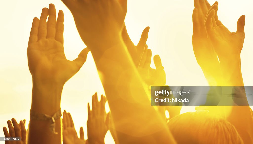 Mains dans un concert de musique