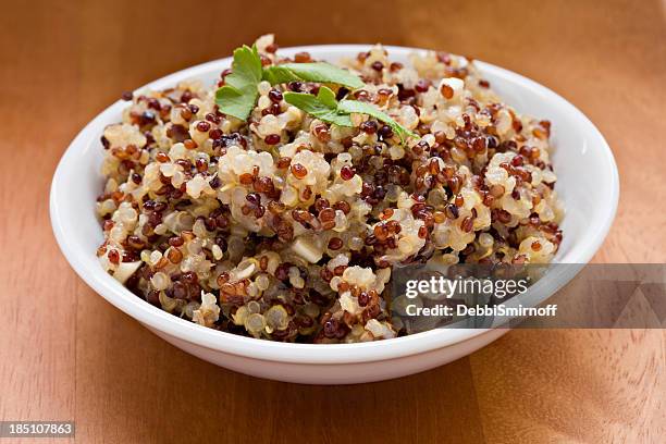 cooked quinoa grain with parsley - quinoa stockfoto's en -beelden