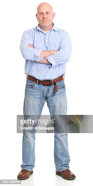 robuste mann, stehend mit arme verschränkt - front on portrait older full body stock-fotos und bilder
