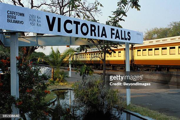 ビンテージヴィクトリアフォールズ駅で列車 - ビクトリアフォールズ町 ストックフォトと画像