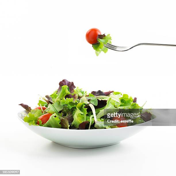 teller mit salat mit der gabel - salat stock-fotos und bilder