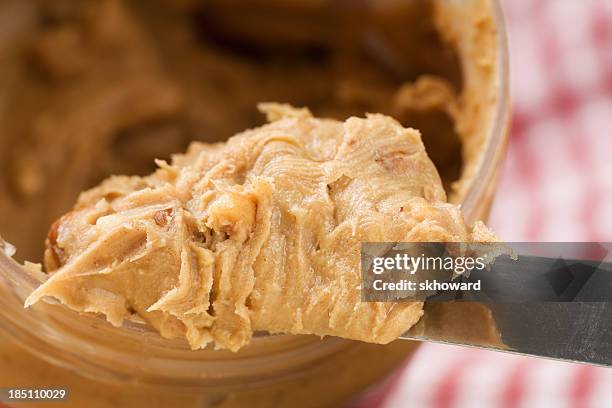 crunchy peanut butter - pindakaas stockfoto's en -beelden