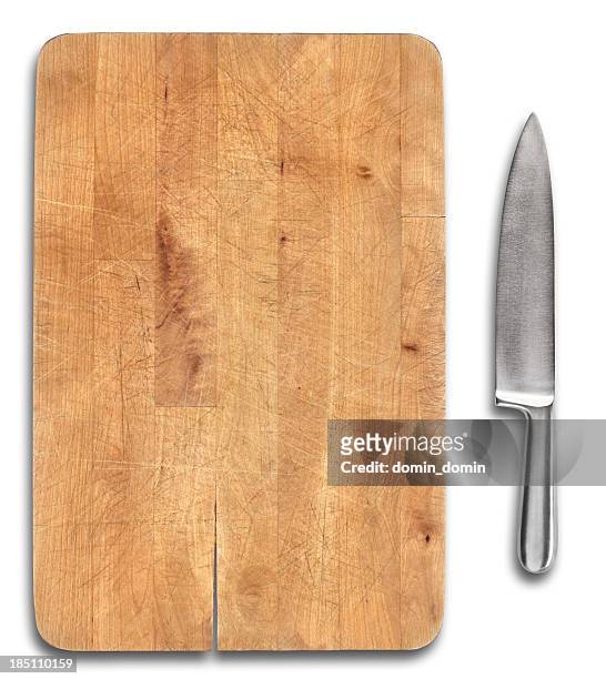 hölzerne brot schneiden board mit edelstahl-messer isoliert - küchenmesser freisteller stock-fotos und bilder