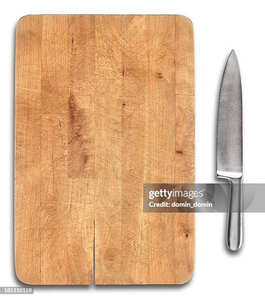 pain planche à découper en bois avec un couteau isolé en acier inoxydable - couteau de cuisine photos et images de collection