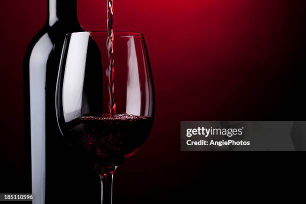 versare il vino rosso - red wine foto e immagini stock