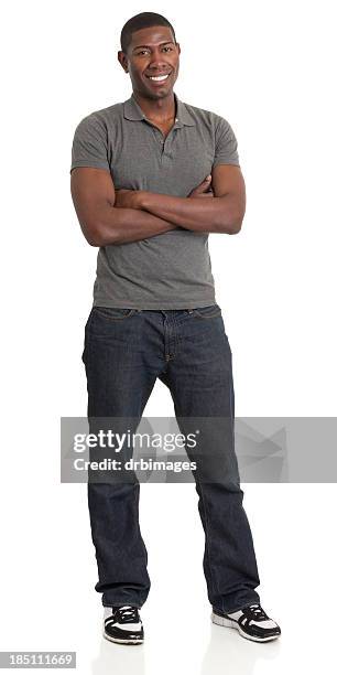 smiling man in gray shirt and blue jeans with arms crossed - short sleeved 個照片及圖片檔